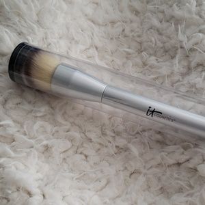 It Cosmetics Angled Buffing Brush